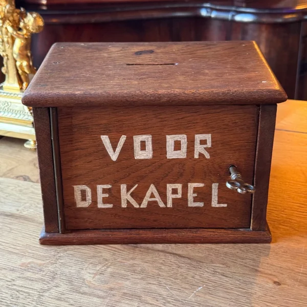 Antieke Houten Collectebus met Sleutel “Voor de Kapel” – Kerkelijk Erfgoed ca. 1900 - 51Dnspod | Smaakvolle damp – Verzendkosten vrij vanaf 40€