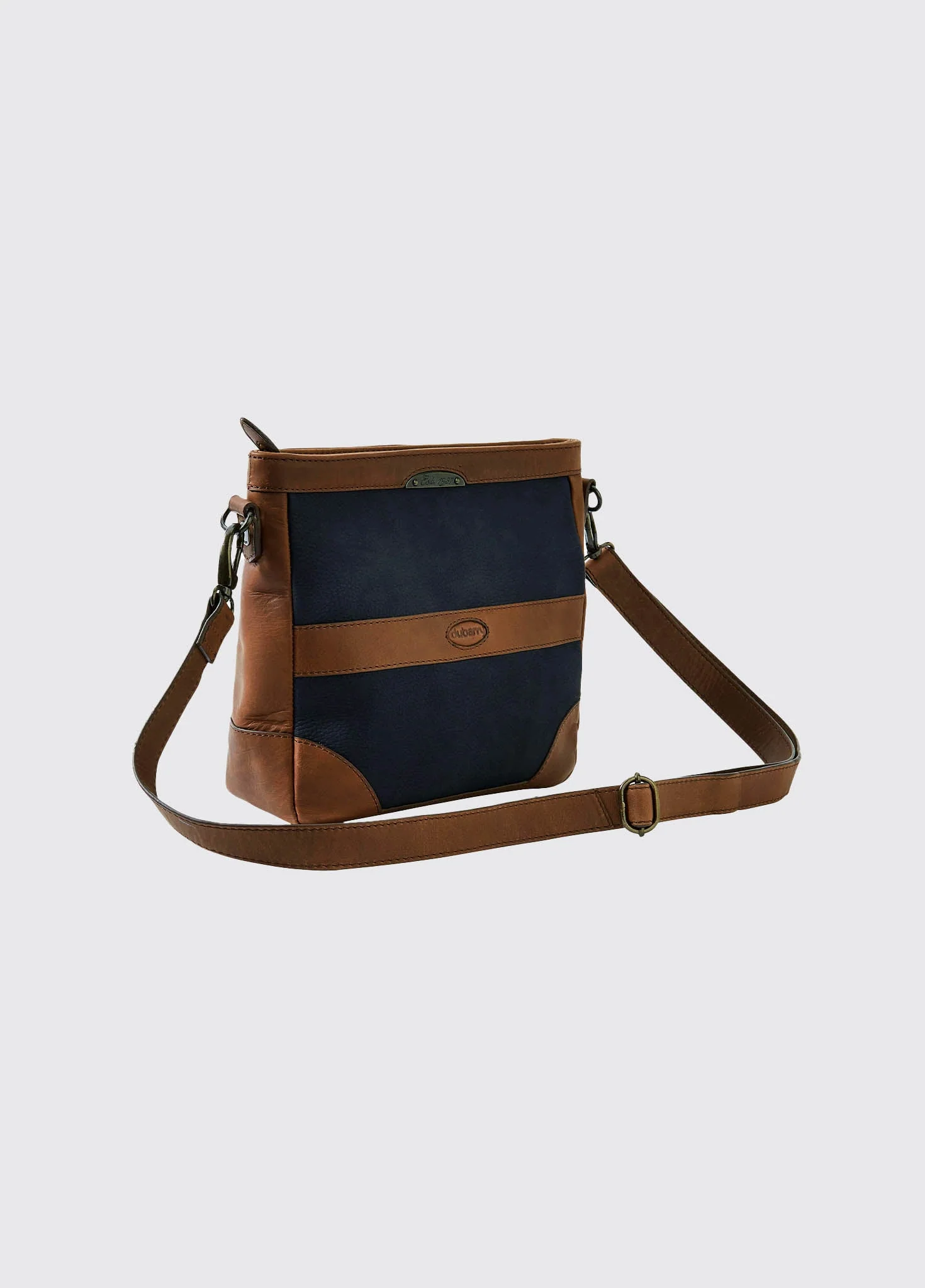 Ardmore Messenger Tas - Navy/Brown - 51Dnspod | Smaakvolle damp – Verzendkosten vrij vanaf 40€ Ardmore Messenger Tas - Navy/Brown - 51Dnspod | Smaakvolle damp – Verzendkosten vrij vanaf 40€